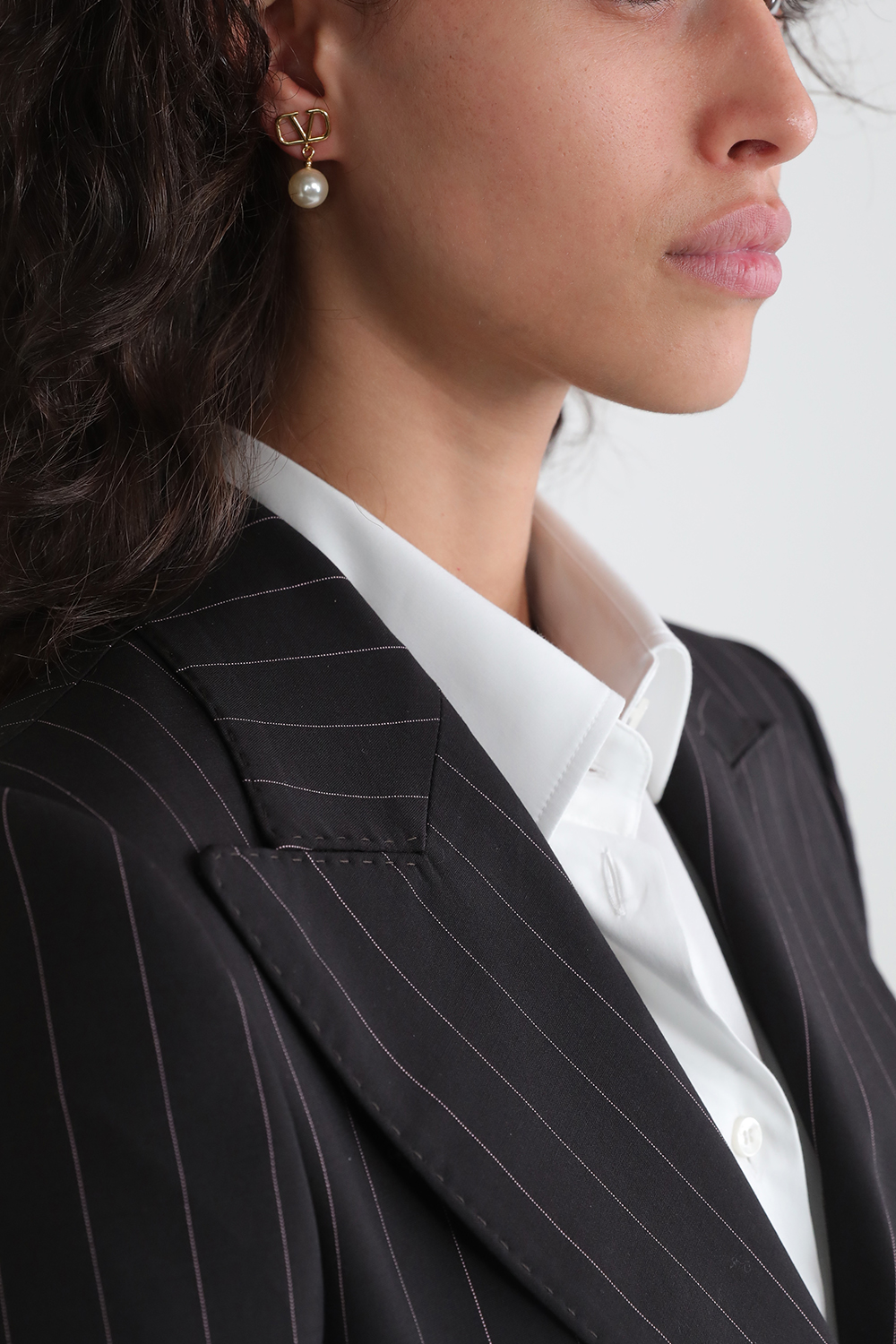 תמונת כל הלוק של עגילי פנינה עם לוגו